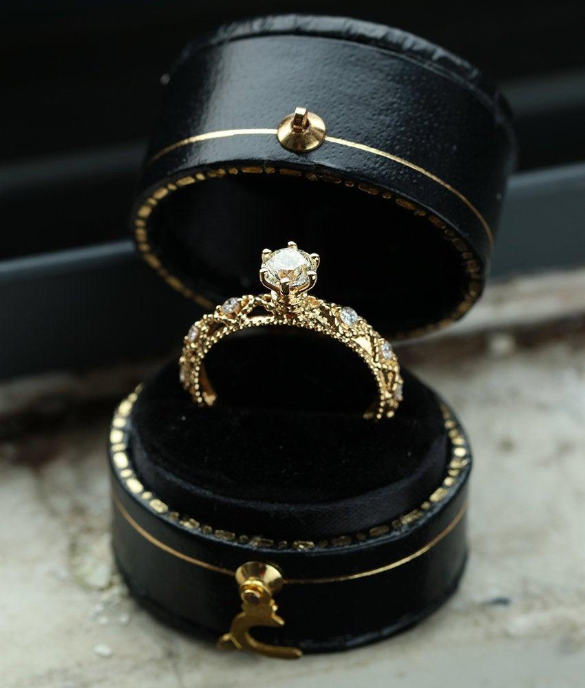 Mariage - Vintage moissanite Engagement ring Antique unique wedding ring  GIA diamond ring yellow gold ring bridal ring wedding ring anniversary gift