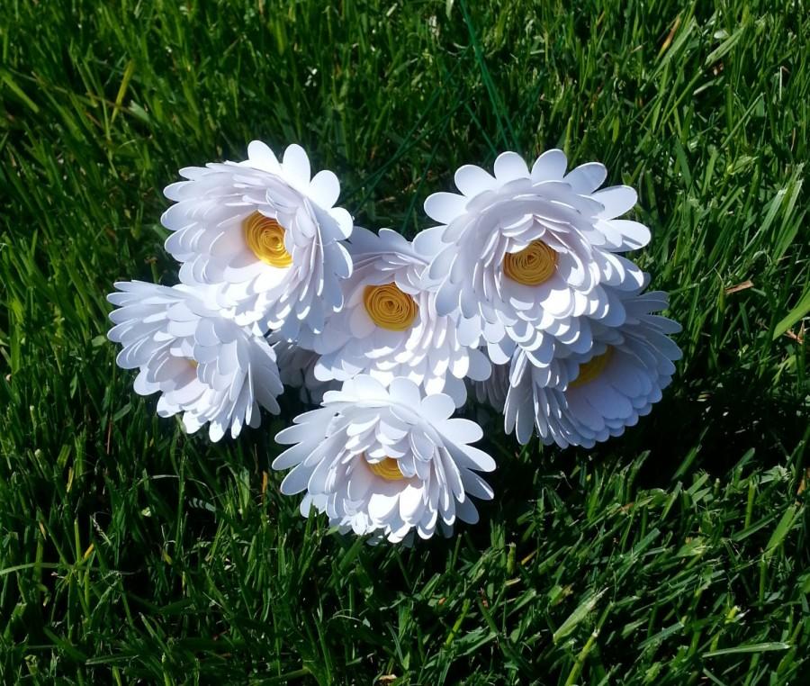 Свадьба - Paper Flower Bouquet - 6 White Daisies - Handmade Paper Flowers for Brides, Weddings, Showers, Birthdays