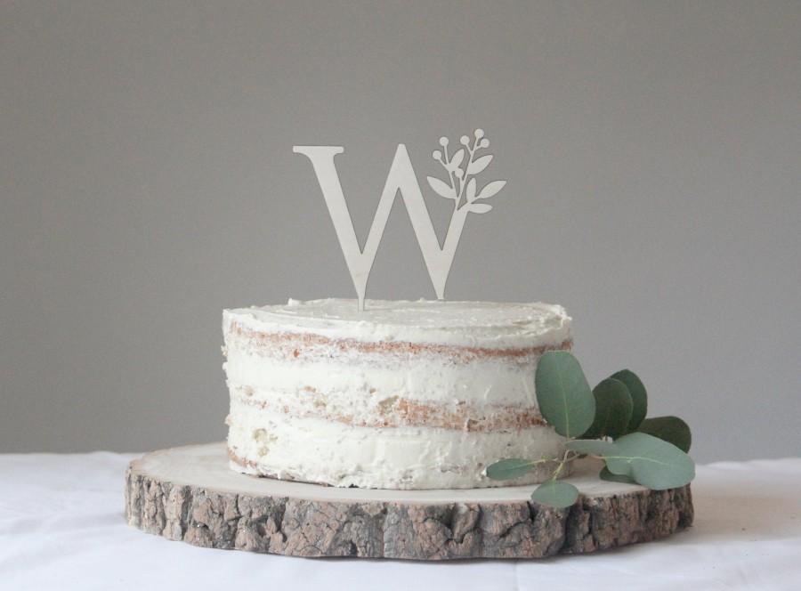 Свадьба - Wedding Cake Topper With Floral Initial, Monogram Wedding Topper, Botanical Wedding Topper, Wooden Cake Topper, Wedding Decor, Custom Topper