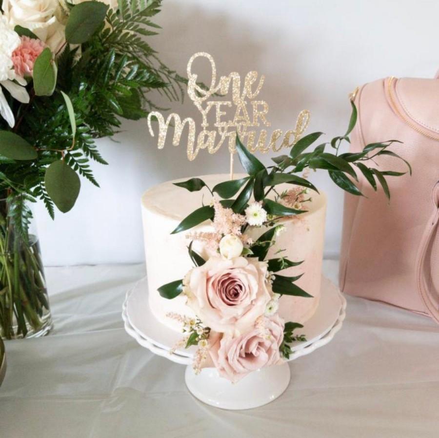 Свадьба - One Year Married Cake Topper - Glitter - Paper Wedding Anniversary. First Wedding Anniversary. Just Married. First Anniversary.