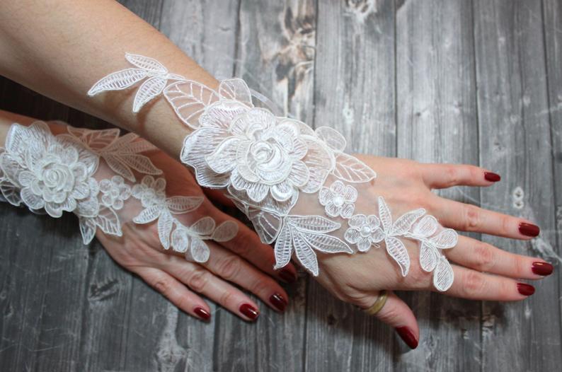Mariage - White Lace Bridal Short Gloves Wedding Gloves 3D Flower Girl Gift Fingerless Gloves Fairytale Wedding Gloves Bridal Cuff Bridal Gifts