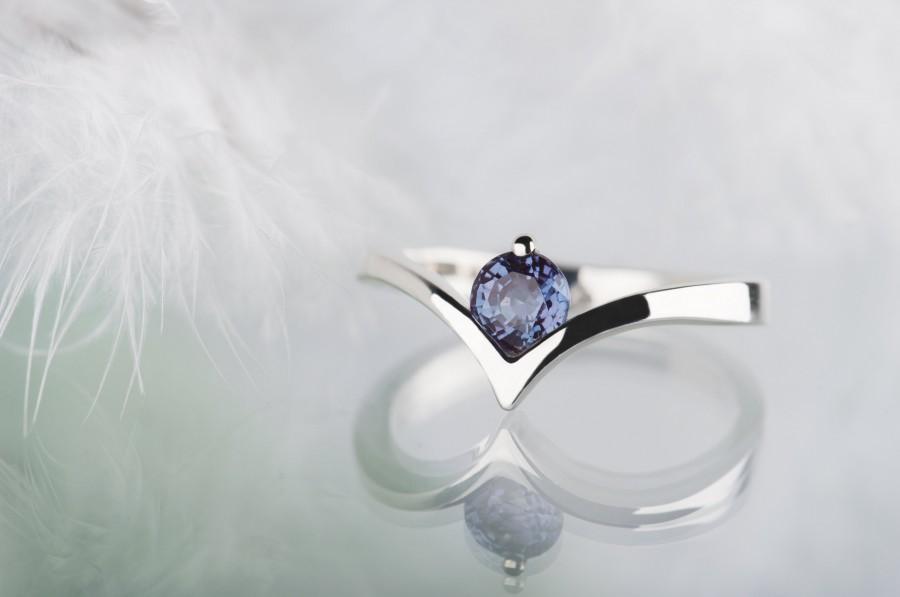 زفاف - Alexandrite chevron engagement ring, 14K White gold or sterling silver promise ring for her, Simple color change stone wedding ring