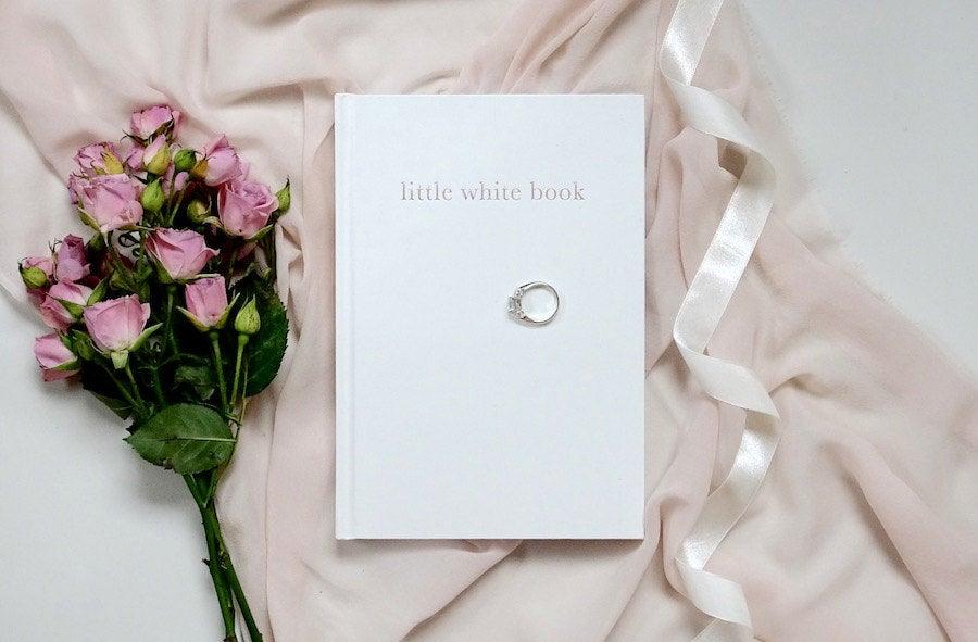 Hochzeit - Voted BEST Wedding Planner Book - little white book