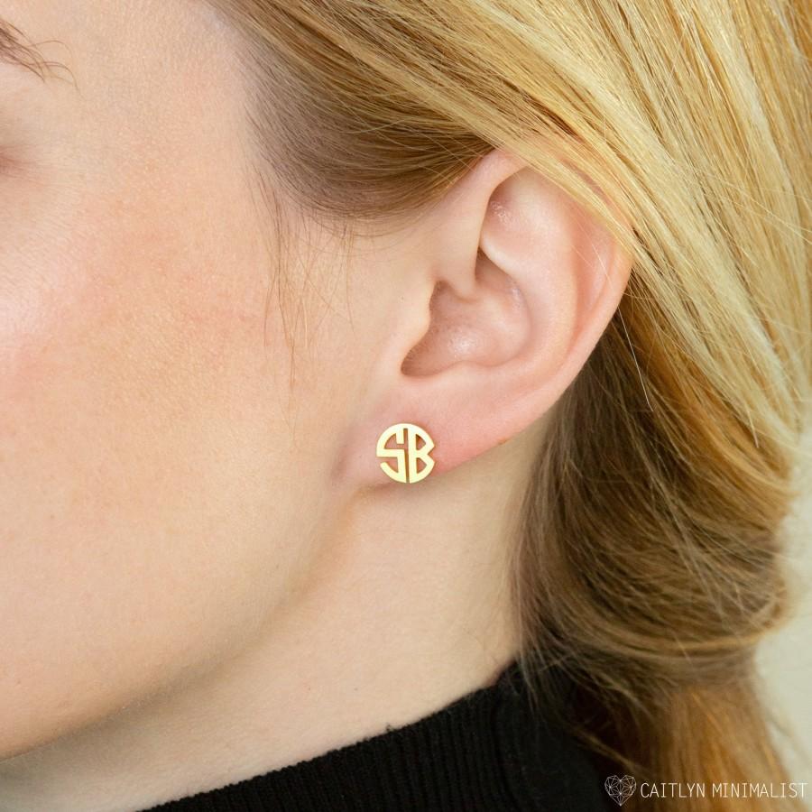 Mariage - Dainty Monogram Earrings • Block Monogram Earrings by CaitlynMinimalist • Dainty Letter Earrings • Bridesmaids Gifts • CH06
