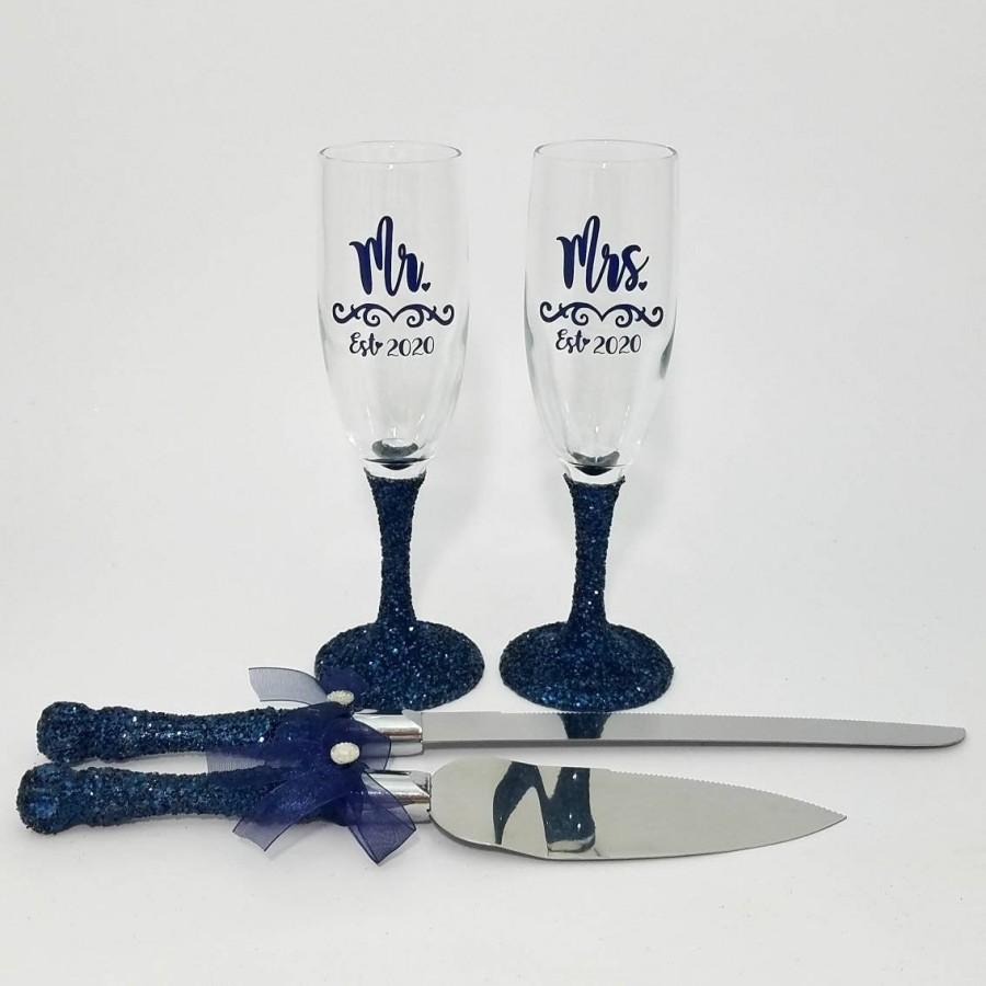 Hochzeit - Navy Glitter Toasting Flutes and Cake Knife Server Set, Mr and Mrs Champagne Flutes, Mr Mrs Toasting Flutes, Personalized