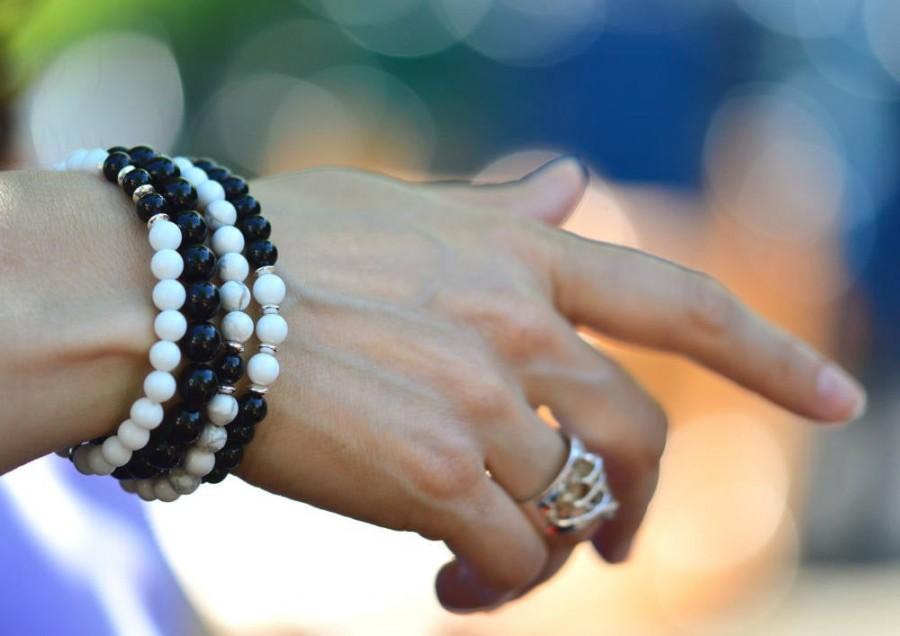 Hochzeit - White Bracelet - White Yoga Bracelet - White Stackable Bracelet - White Howlite Bracelet - Unisex White Bracelet - White Healing Bracelet