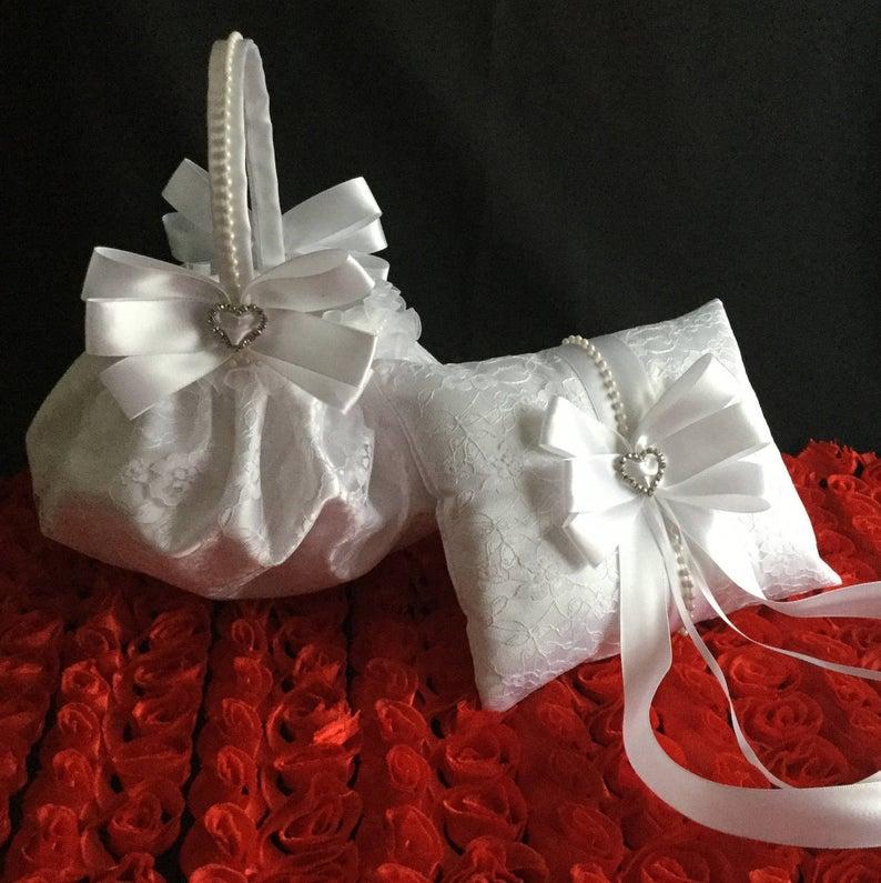 Mariage - white wedding flower girl basket, wedding ring bearer pillow, white ring pillow, lace flower girl basket, white flower girl basket