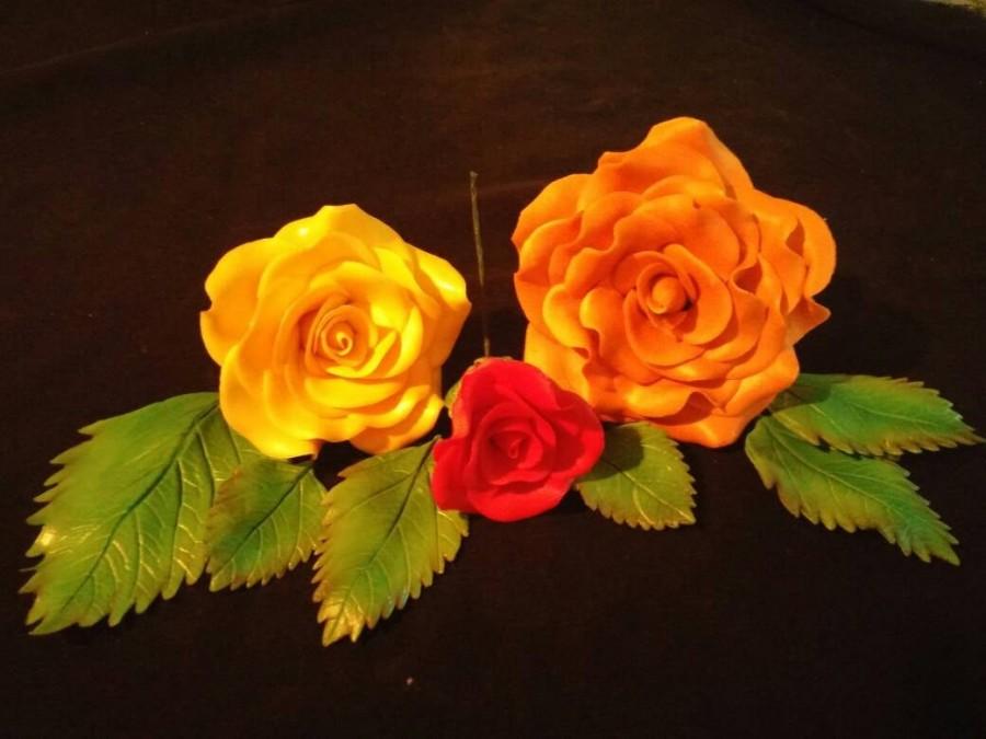 Hochzeit - 3 Edible ROSES with Green LEAVES / Fall Autumn colors / Gum paste fondant / Cake decoration / Cupcake topper / sugar flower / wedding cake