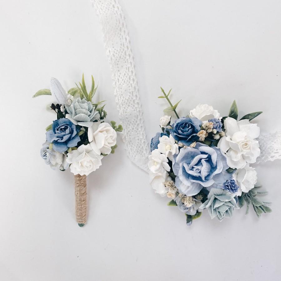 زفاف - Dusty blue Corsage and boutonnière set, boutonnières for men, dusty blue corsage wristlet, wedding flower bracelet, pale blue wrist corsages