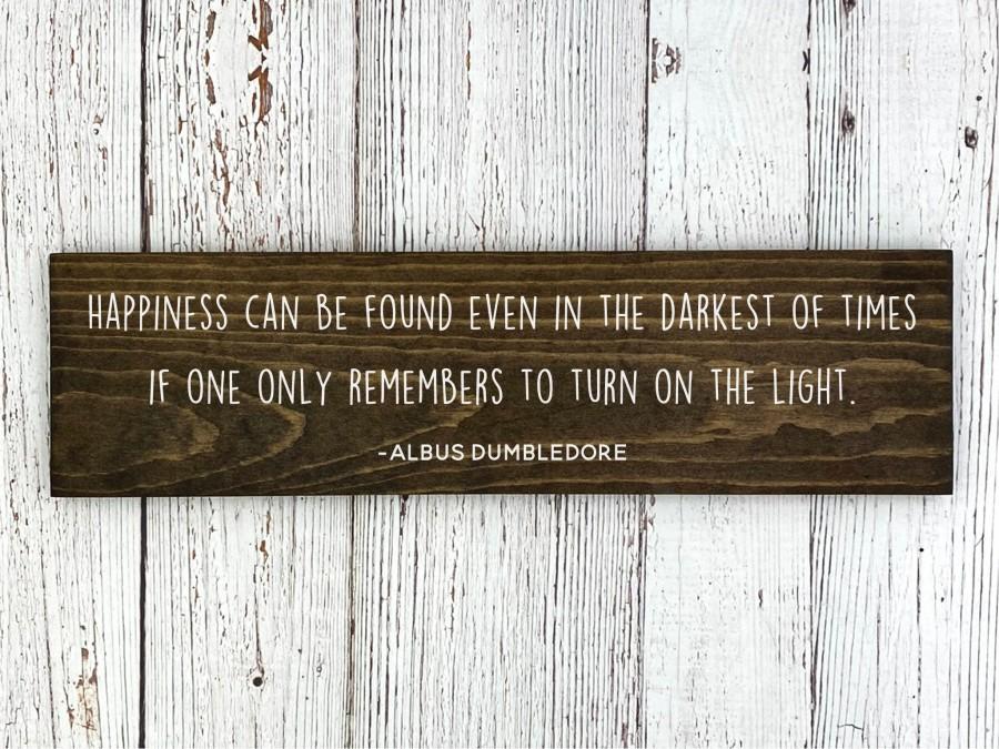 زفاف - Harry Potter - Albus Dumbledore Quote Wood Sign - Happiness can be found even in the darkest of times -Available in Gray/Walnut -20"x5.5"