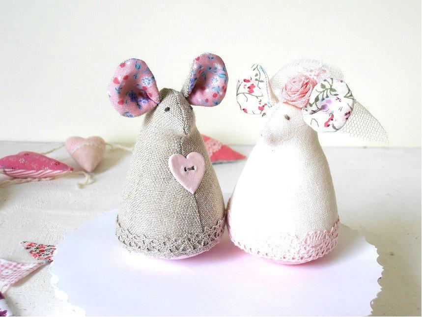 Hochzeit - Wedding Cake Topper Mice Bride and Groom Shabby Chic Gray Pale Pink Floral Linen soft figurines