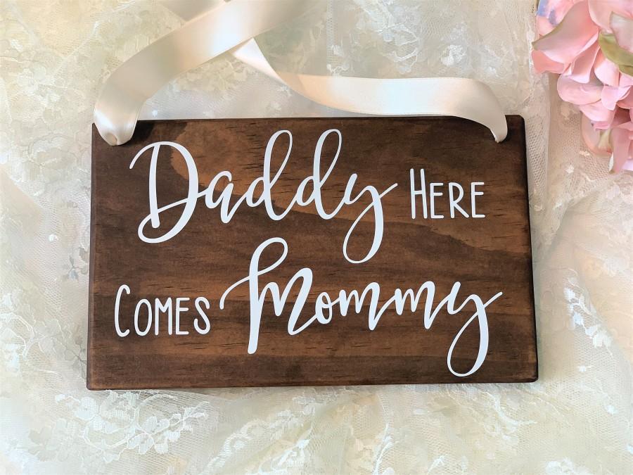 Hochzeit - Daddy Here Comes Mommy Wedding Wood Sign. Ring Bearer Sign. Rustic Wedding Decor. Daddy Mommy Wedding Sign. Wedding Decor. Rings Sign.