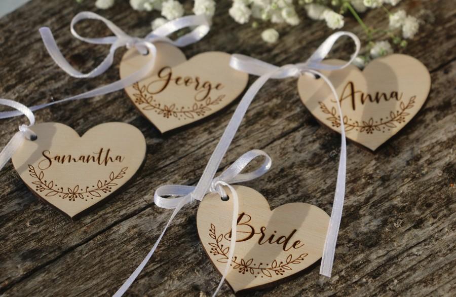Mariage - Custom engraved wood heart,Personalized Wooden Hearts,Wood Heart,Heart Tags,Heart Favors,Wedding table name,laser cut place cards