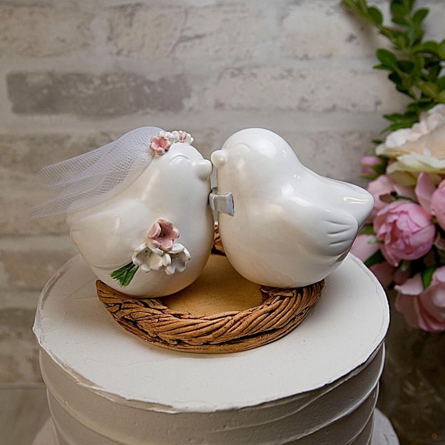 زفاف - Love Bird Wedding Cake Topper with Tulle Veil,Bouquet and Bow Tie,Nest Engraved with Names and Wedding Date,Handmade Pottery Keepsake Gift