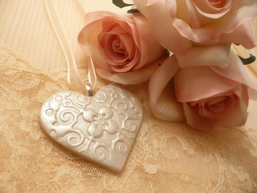 زفاف - Handmade Wedding Bouquet Charm, Ivory Polymer Clay, Bride Bridesmaid Accessories