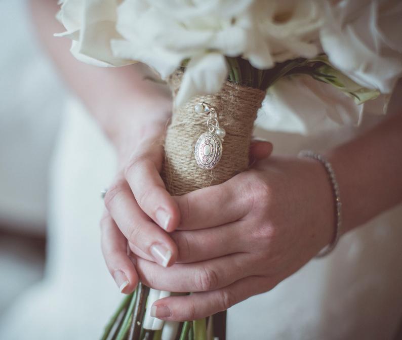 Mariage - Vintage Inspired Bouquet Locket, Picture Locket, Vintage Wedding, Brides Bouquet Locket, Etsy Wedding - VI2111