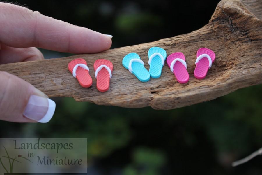 Свадьба - FLIP FLOPS with TOE Prints for your Miniature Beach or Wedding Cake Topper  - by Landscapes In Miniature