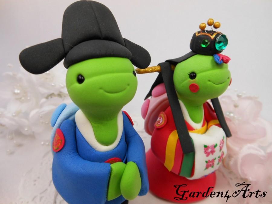 Wedding - Wedding Cake Topper-Custom love turtle couple with Korea costume and circle clear base