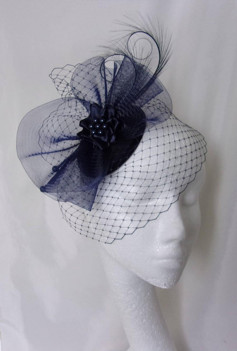Свадьба - Navy Veiled Fascinator - Midnight Blue Curl Feather Veil & Crinoline Wedding Fascinator Percher Mini Hat Ascot Derby - Made to Order