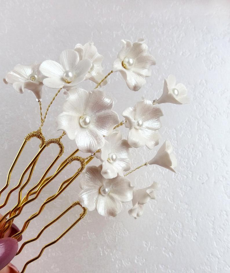 Hochzeit - Floral hair pins Small white flowers, Wedding hair piece bridesmaid gift, Bridal bobby pin Hair accessory