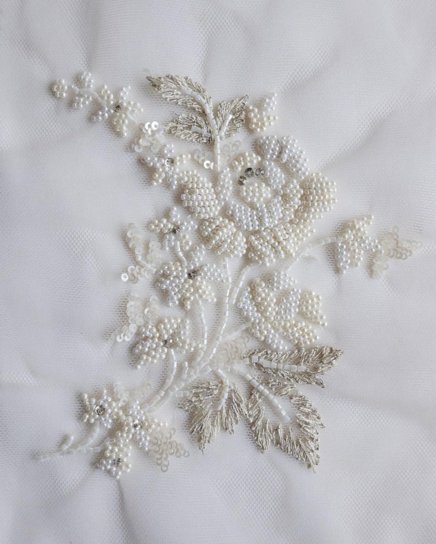 Hochzeit - Hand-made motif with pearl flowers and ivory-silver threadwork