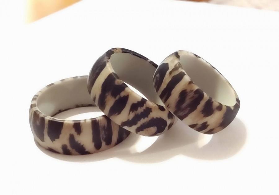 Mariage - Leopard Print Silicone Ring Unisex Wedding Band, Sizes 7-14, 8mm wide