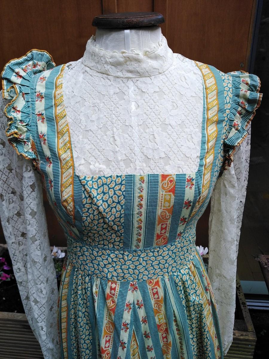 Свадьба - Vintage 60s Lace and Floral Prairie Dress