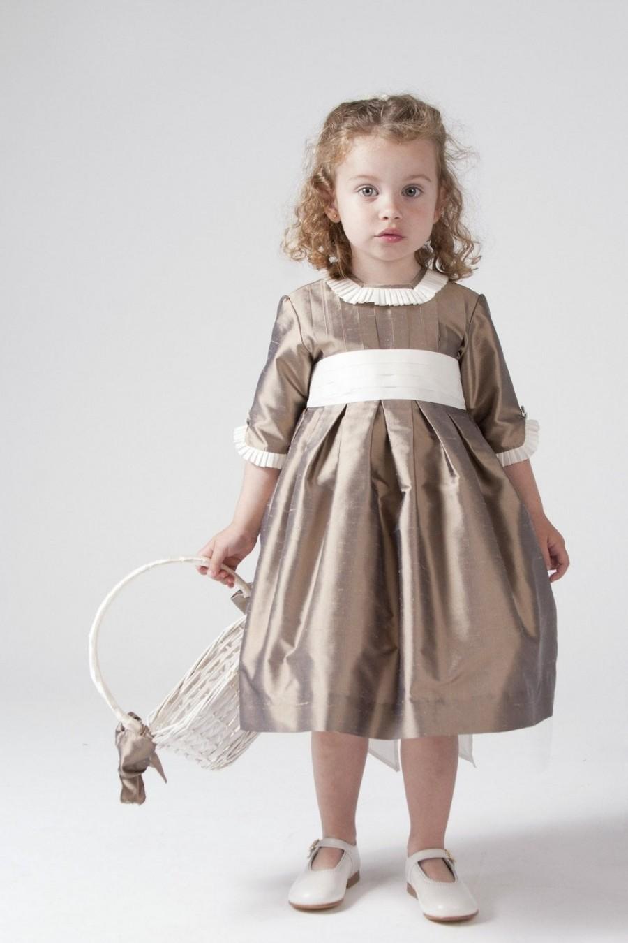 Hochzeit - Flower girl dresses. Girls dressed in silk taupe. Decorations in ivory. Square neckline with three quarter sleeves.