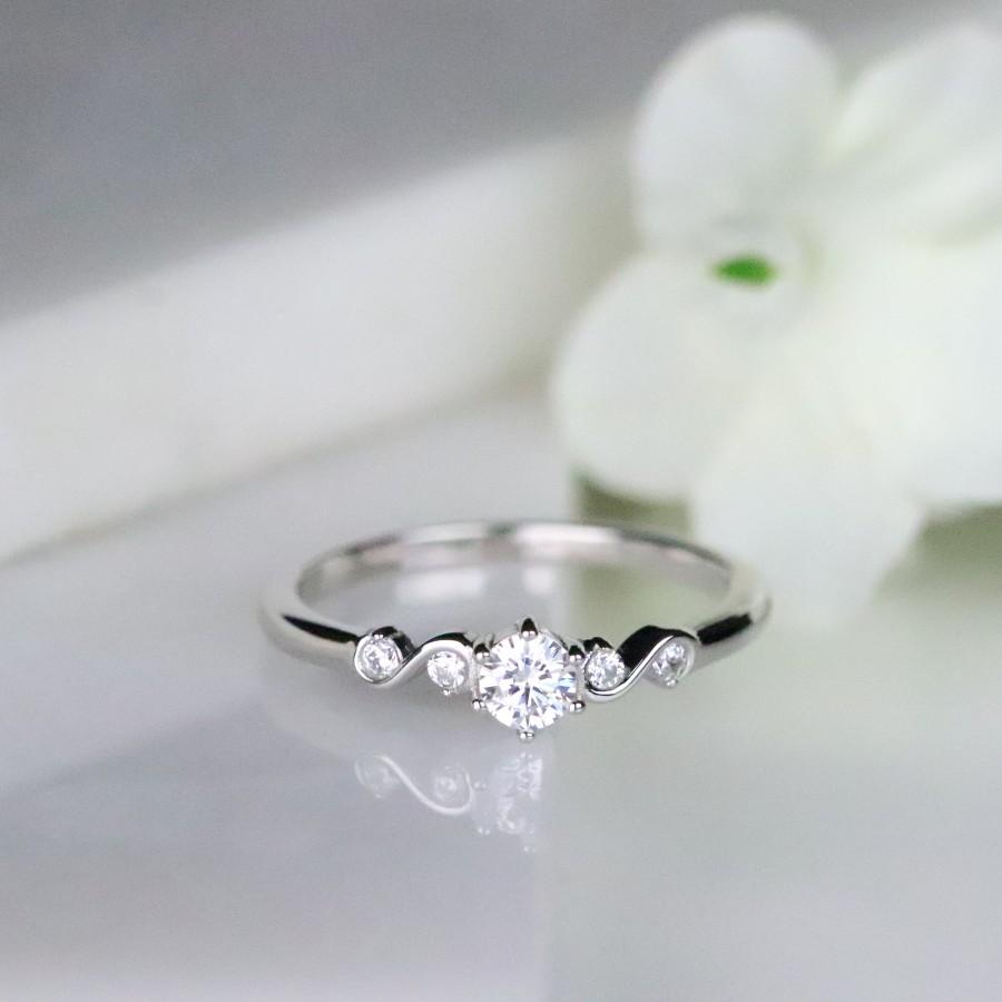 زفاف - Petite Dainty CZ Five-stone Ring in Sterling Silver Dainty Engagement Ring Stackable Ring Promise Ring Simple Ring S129