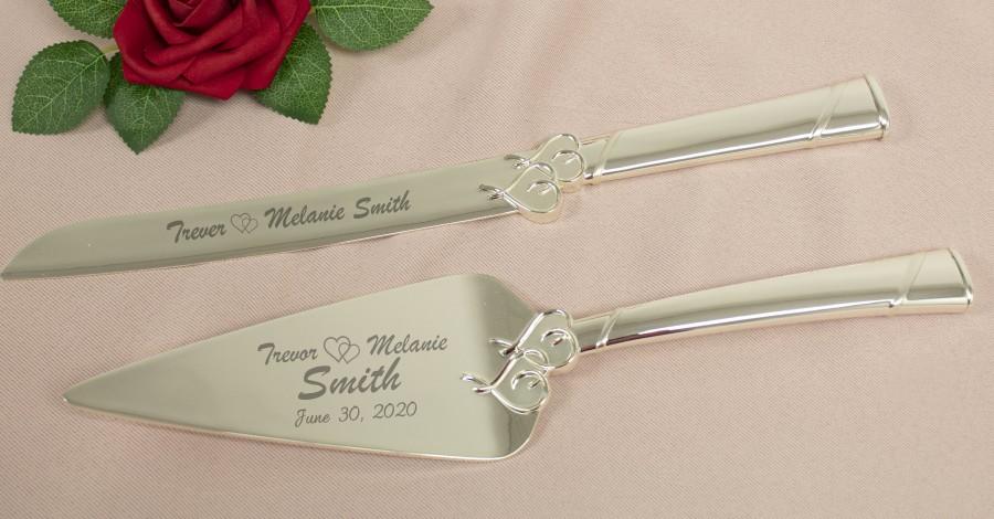 Mariage - Lenox True Love Silver Personalized Wedding Cake Knife and Server Set / Custom Engraved Wedding Cake Cutting Set for Bride and Groom