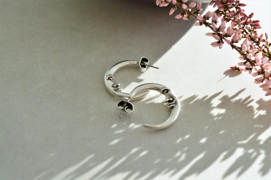 زفاف - Antique Silver Engraved Thick MOON Hoop Earrings, Push back earrings, Minimalist Dainty Geometric Celestial earrings, Trend minimal, Gift