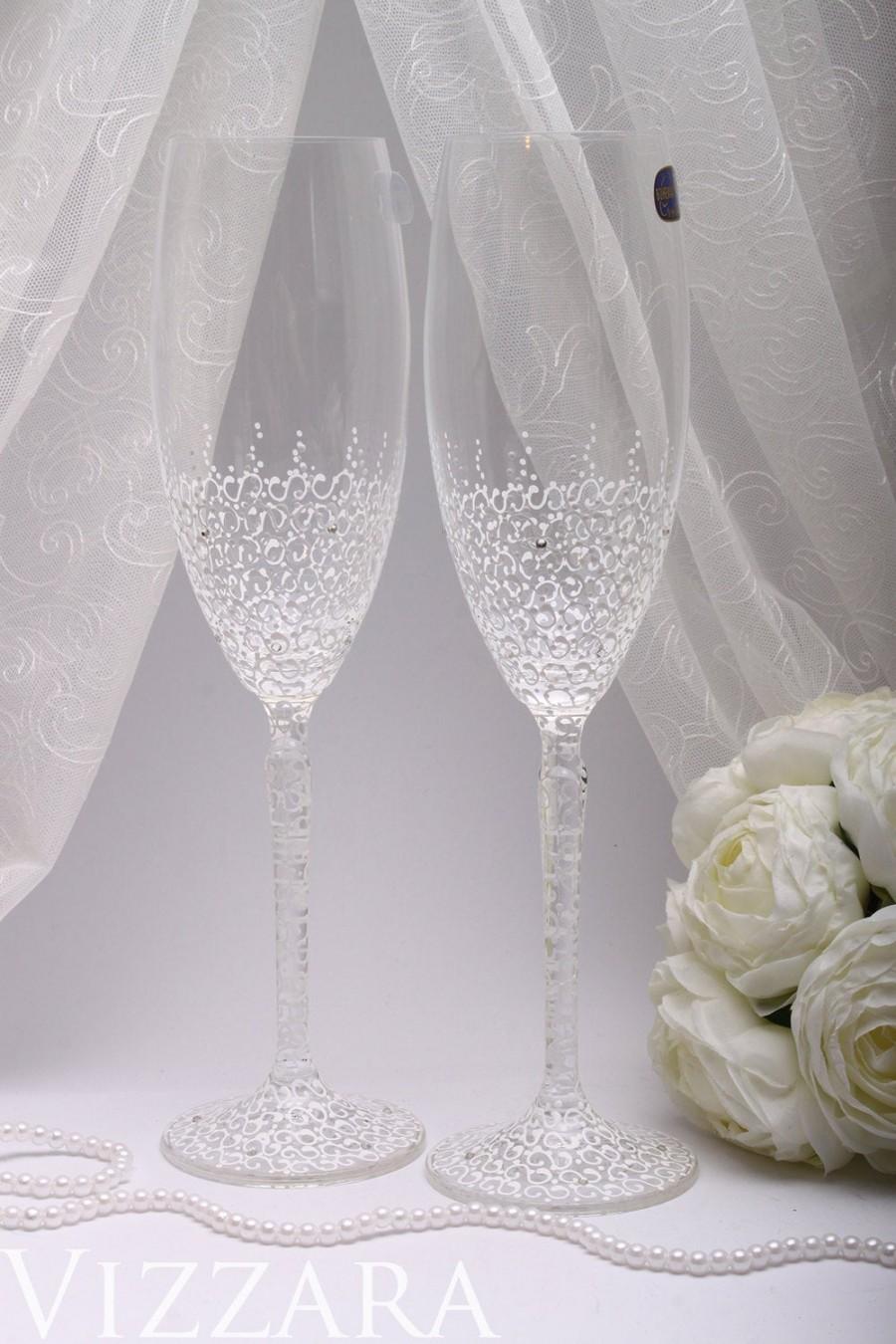 Mariage - Wedding glasses White Hand painted Wedding champagne vintage Wedding Toasting Glasses Wedding Champagne wedding white wedding silver Glasses