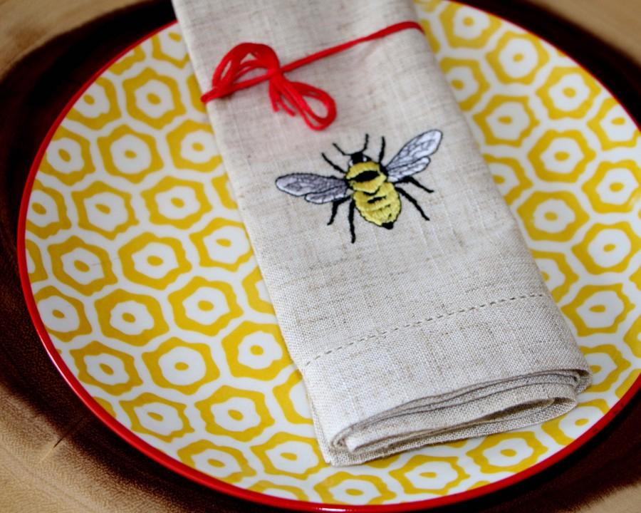 Mariage - Set of Fun Garden Napkins; Embroidered with Honey Bee, natural color Linen, Fabric, Cloth, Rustic, Lunch or Dinner, Birthday, Hostess Gift