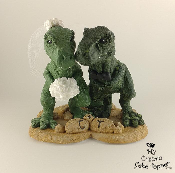 Hochzeit - T-Rex Dinosaur Wedding Cake Topper - Realistic Bride and Groom T-Rex