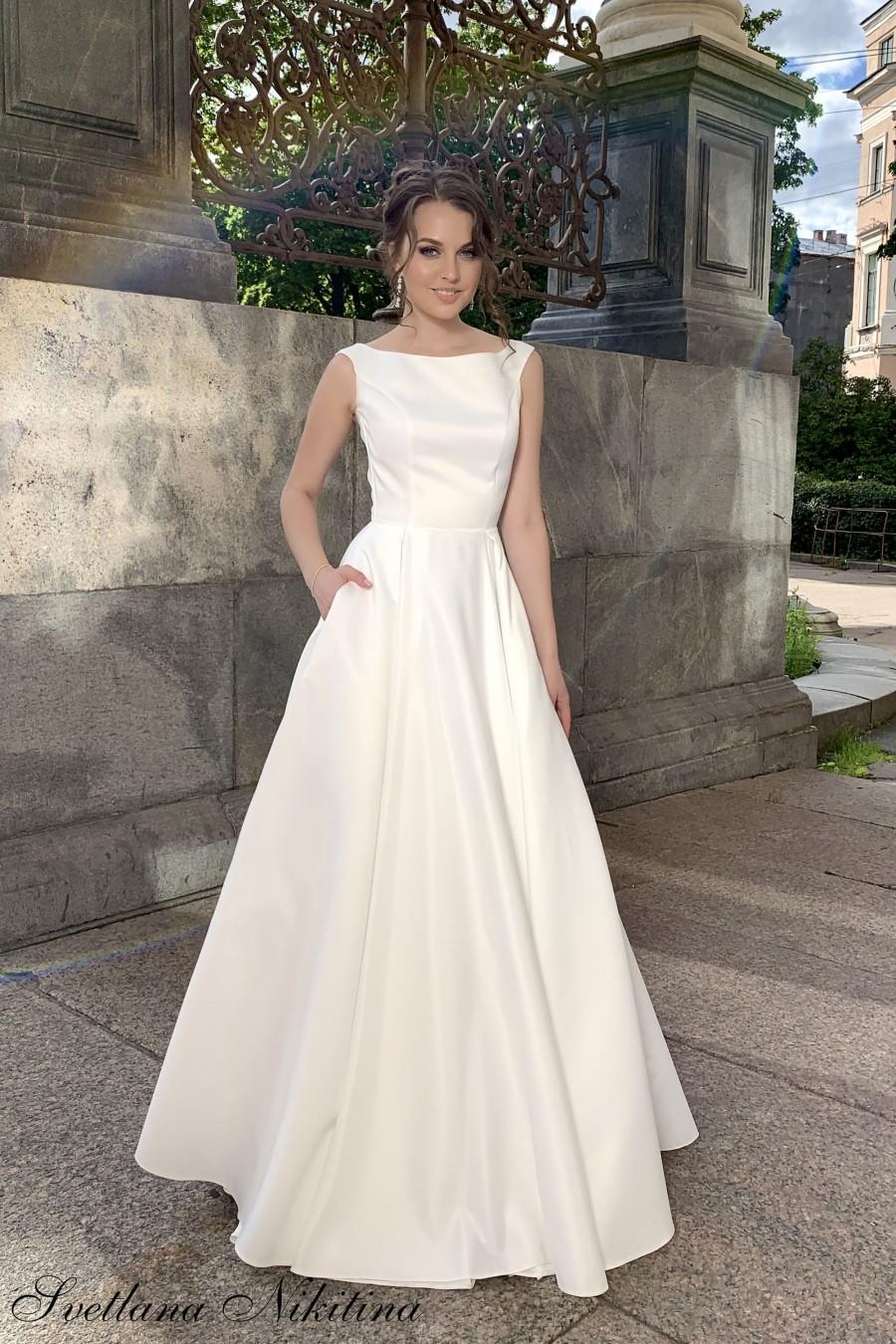 minimalist bridal gown