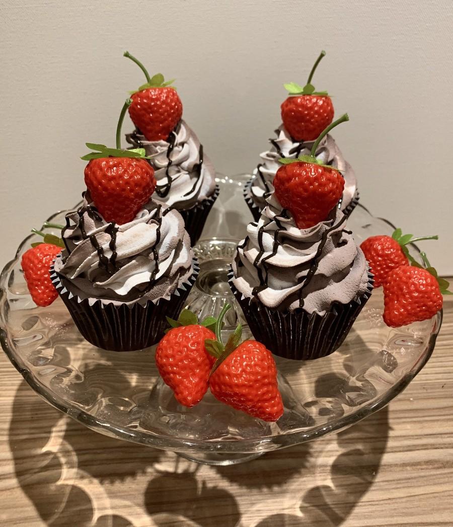 زفاف - 2 or 4 fake/faux chocolate cupcakes