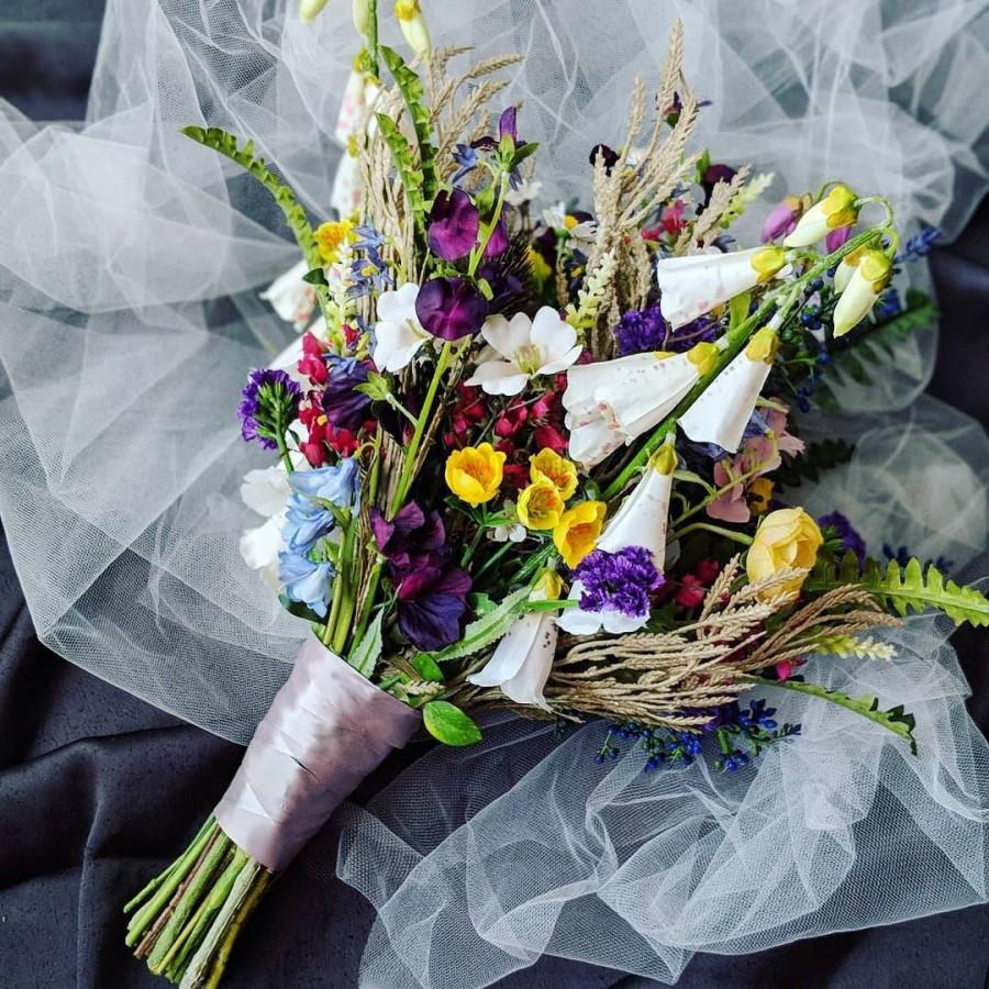 Свадьба - Fox Gloves Rustic wedding Wildflowers bouquet  bohemian bride Sweet peas Bluebells  Fern Summer wedding Vibrant bouquet