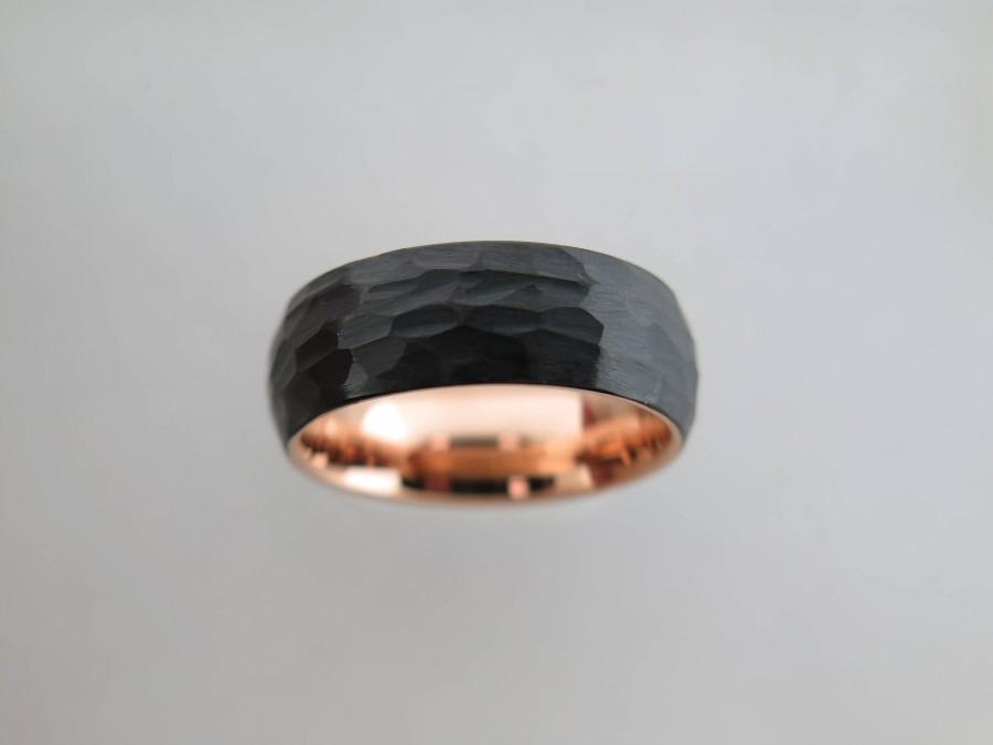 زفاف - 8mm HAMMERED Black Tungsten Carbide Unisex Band With Rose Gold* Interior, Hammered Finish, 8mm, Mens Ring, Womens Ring, Wedding Band