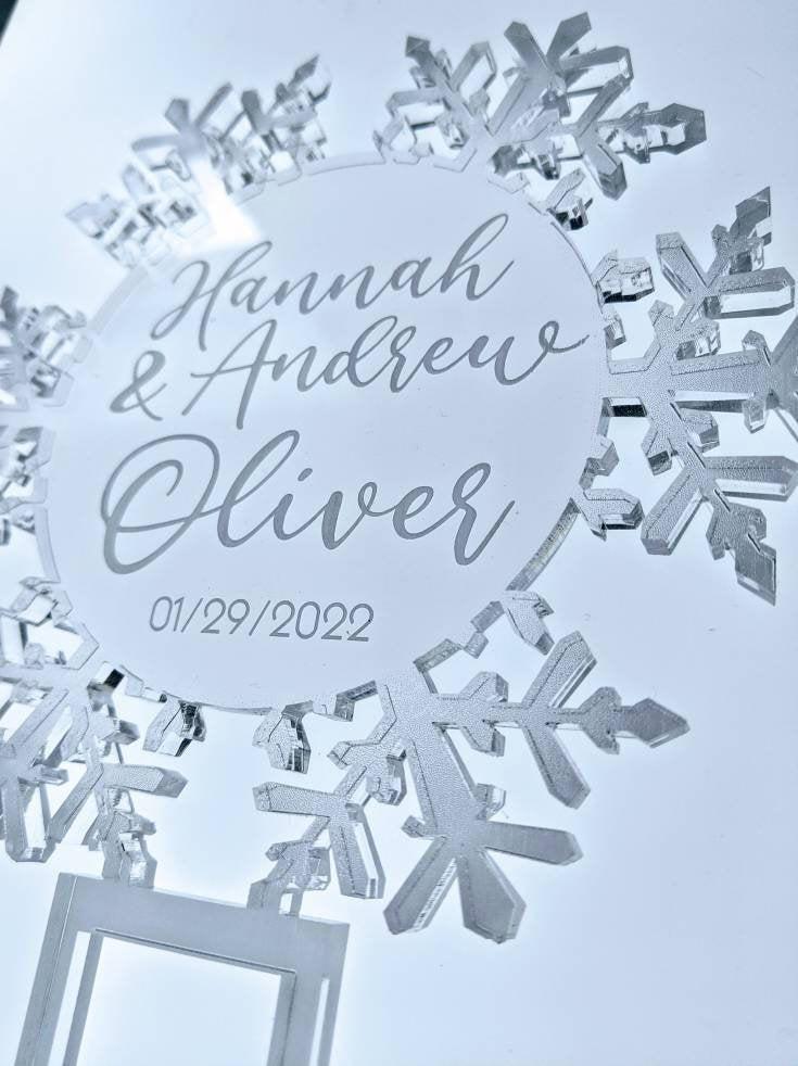 Свадьба - Elegant Frosted Edges Acrylic Snowflake Cake Topper, Winter Wonderland Wedding, Birthday, Frozen Party, Personalized, Clear Center, Engraved
