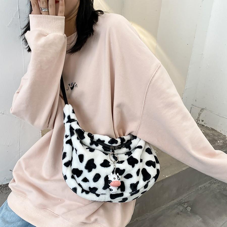 زفاف - 90s Aesthetic Cow Print Fuzzy Baguette Messenger Bag, E-Girl Y2K Kawaii Harajuku Handbag, Plush Fuzzy Tote Bag, Y2K Tote Bag, Gift For Her