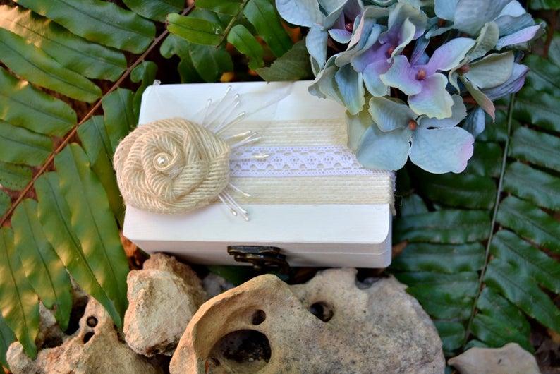 Mariage - White Wedding Ring Box, Wood Ring Bearer Box Burlap Flower, Ring Pillow, Ring Holder, Wedding Gift, Proposal Box.