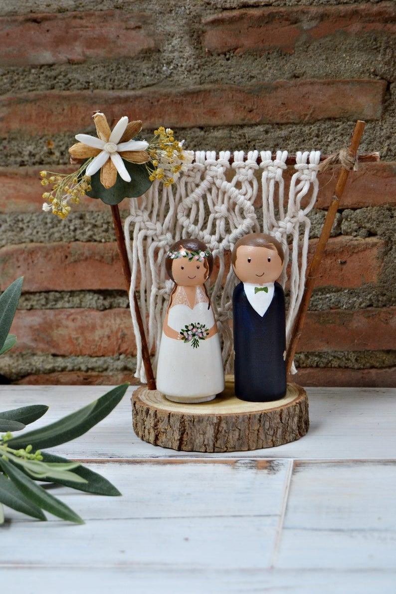 زفاف - Wedding Cake Topper Macrame Backdrop, Bohemian Cake Topper, Personalized Cake Topper Figurine with Branch Slice Stand, Peg Doll Cake Topper.