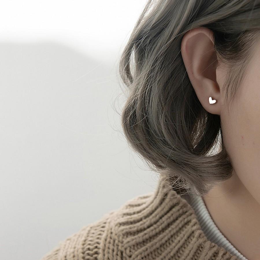 زفاف - Heart stud earrings, silver heart earring, delicate earrings, heart earrings, tiny stud earrings, minimal stud earrings, trendy earrings