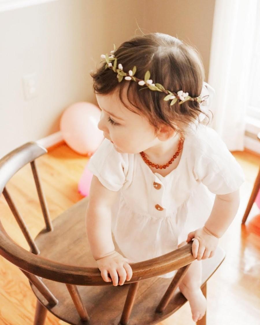 Mariage - Handcrafted Small Rustic Flower Crown, Green and White Flower Girl Halo, Berry Headband, Leaf Hair Wreath, Simple Girls Wedding Hair Piece