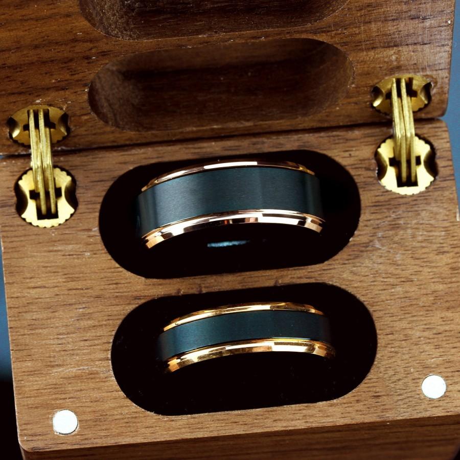 زفاف - His And Hers Tungsten Wedding Band Set,8mm,6mm,Black & Rose Gold Tone Edges,Tungsten Carbide Ring, Promise Ring For Couple, Wood Box