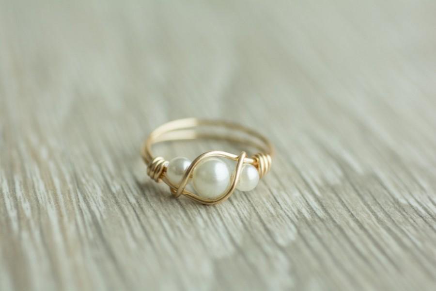 Mariage - Handmade 3 pearls ring, gold or silver wrapped wire ring, 14k gold filled ring, pure silver pearl ring, bridesmaid gift, gift for her