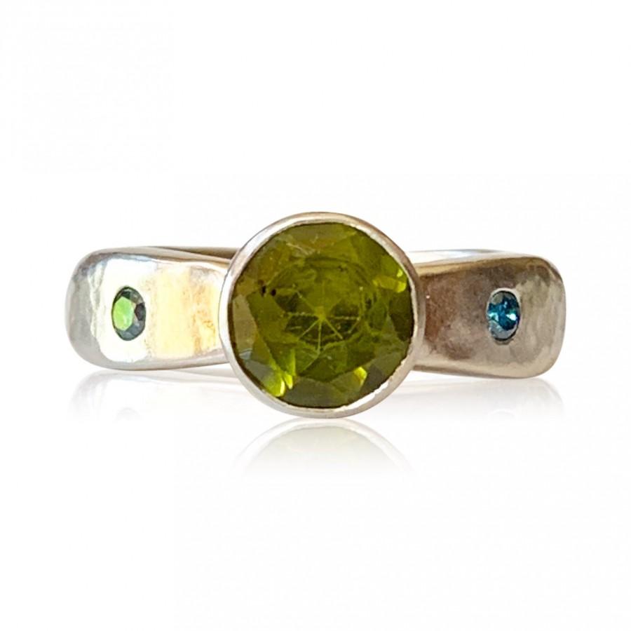 زفاف - 14K White Gold and Peridot Solitaire Ring , Green, Blue Diamonds, hand carved, engagement ring, August  birthstone, low profile