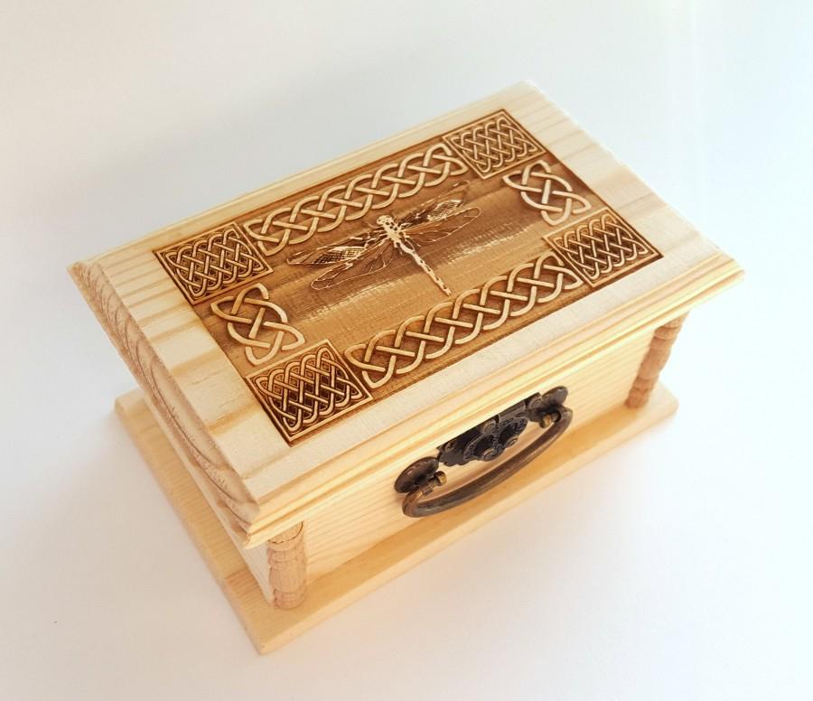 Hochzeit - Dragonfly Celtic Knot Latched Wooden Box : Free Engraved Personalization, Scottish Dragonfly