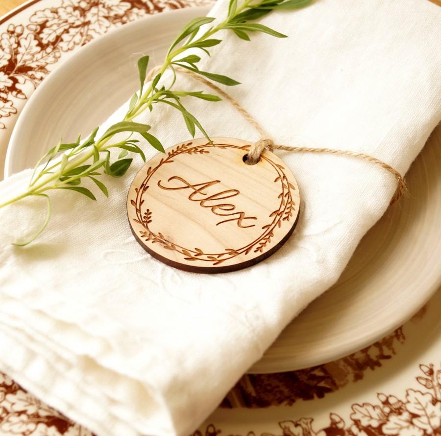 Hochzeit - Place tags, wedding place cards, rustic wooden name tags, wedding place settings, escort tags, table settings, wood name tags, round floral