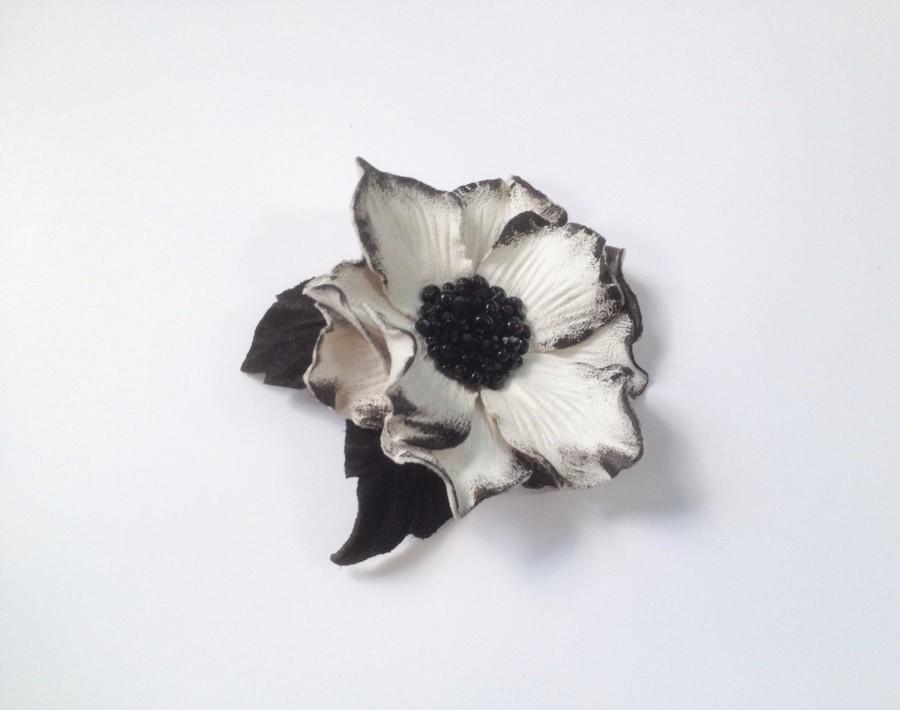 زفاف - White & black leather flower hair pin, hair pin in white and black, Mother of the bride flower, Bridesmaid gift,Anniversary, Grooms corsage